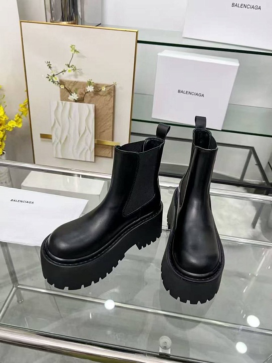 Женские кожаные сапоги Balenciaga чёрного цвета