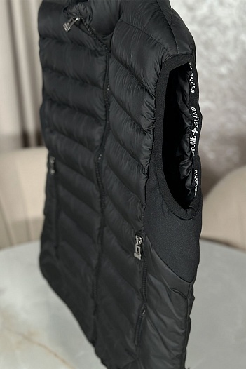 Мужской жилет Stone Island с патчем чёрного цвета   