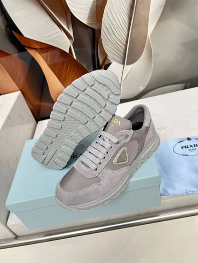 Женские комбинированные кроссовки Prada   