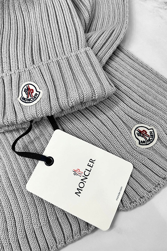 Комплект из шапки и шарфа серого цвета Moncler logo-patch