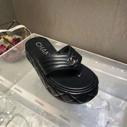 Женские кожаные шлёпанцы Chanel   