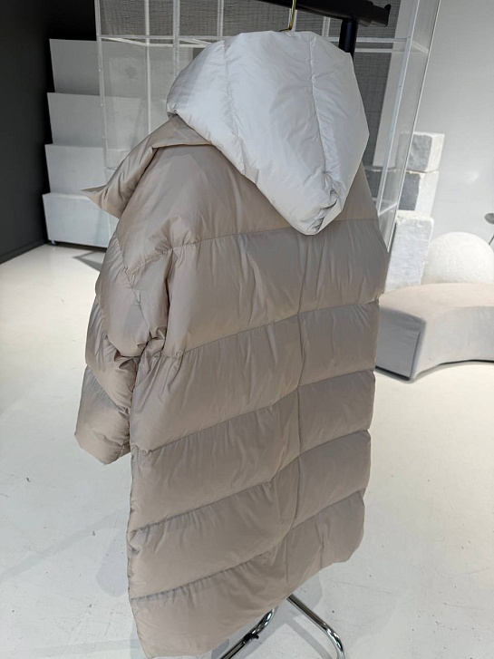 Женский бежевый пуховик Max Mara