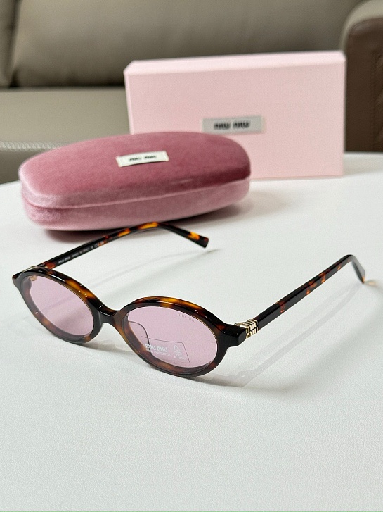 Солнцезащитные очки MIU MIU с леопардовой оправой