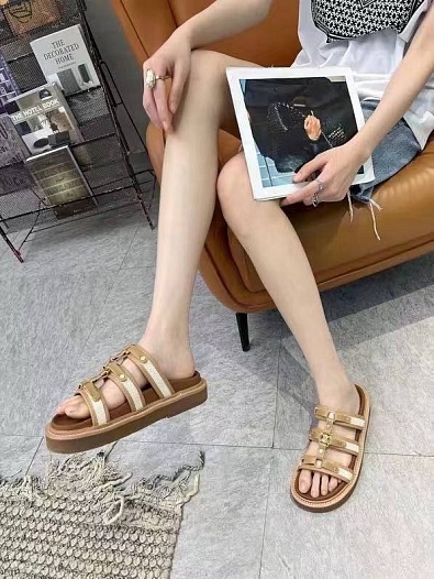 Женские кожаные шлёпанцы Celine   