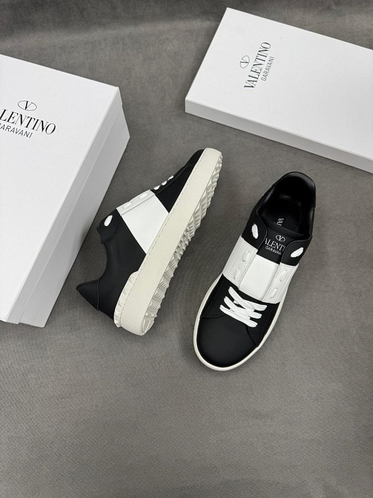 Кожаные кроссовки Valentino Rockstud - Black / White