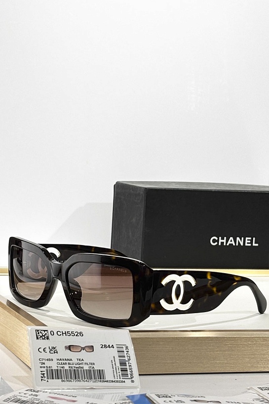 Солнцезащитные очки Chanel