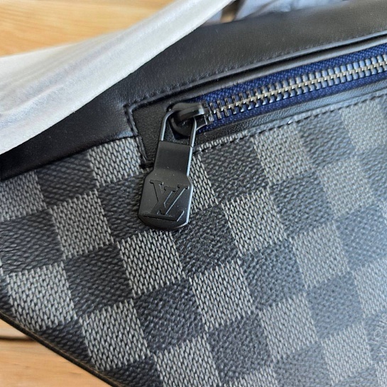 Кожаная сумка на пояс Louis Vuitton Discovery Damier Graphite