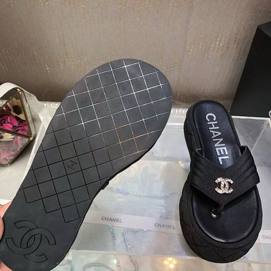 Женские кожаные шлёпанцы Chanel