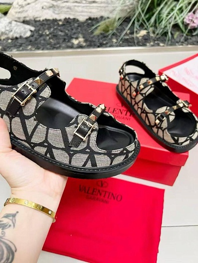 Женские кожаные сандалии Valentino Rockstud   