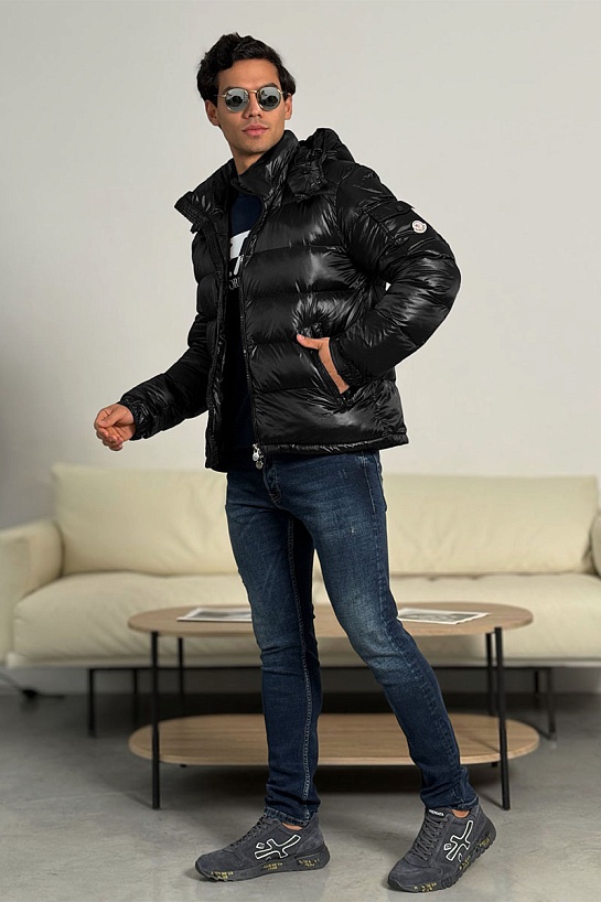 Чёрный пуховик Moncler Maya logo-patch