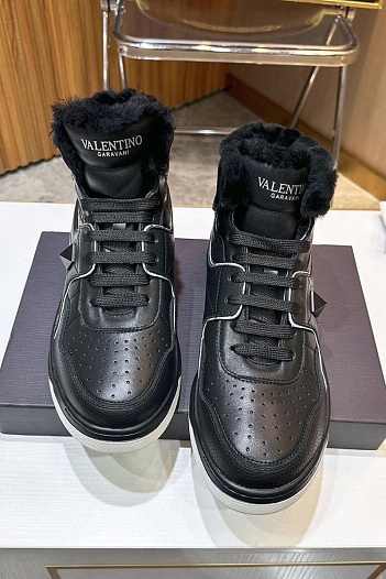 Кроссовки с мехом Valentino One Stud Nappa Mid-Top   