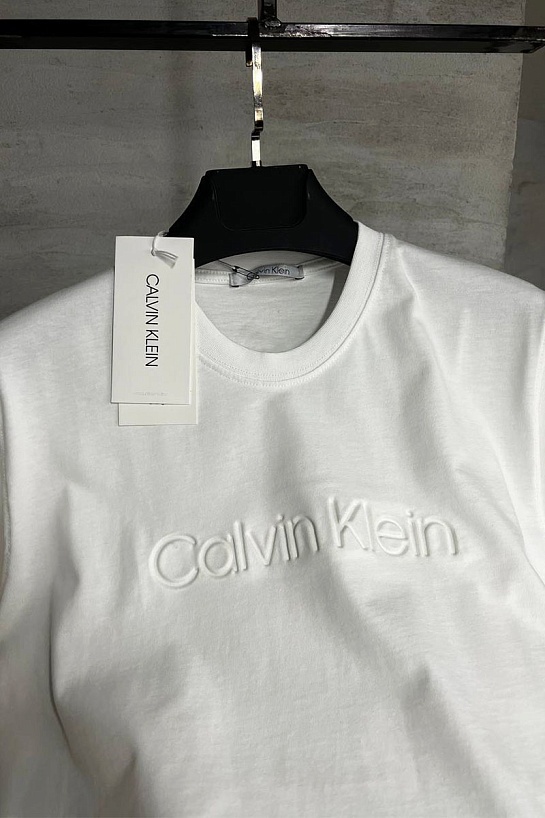 Белая футболка Calvin Klein embossed logo