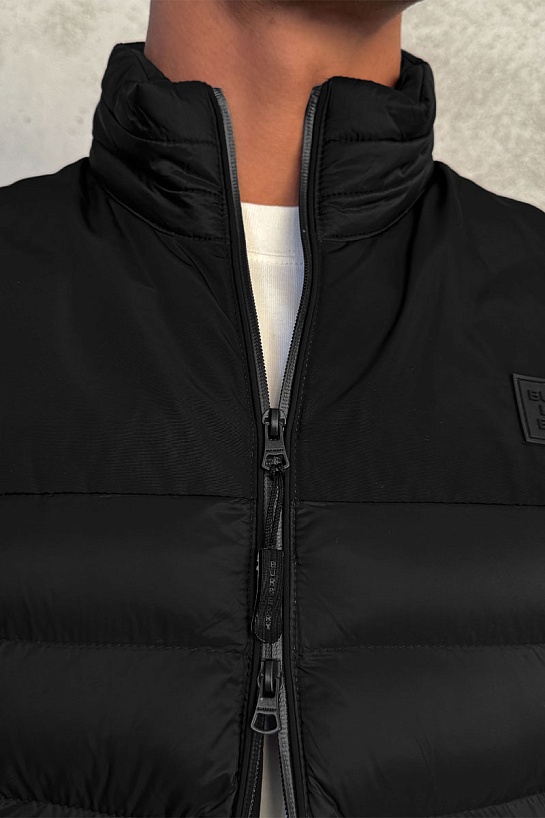 Чёрный пуховой жилет Burberry London England logo-patch