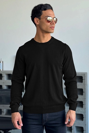 Джемпер чёрного цвета Armani Exchange   