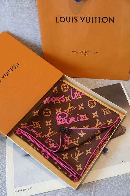 Платок Louis Vuitton LV Script Square premium 89x88 см