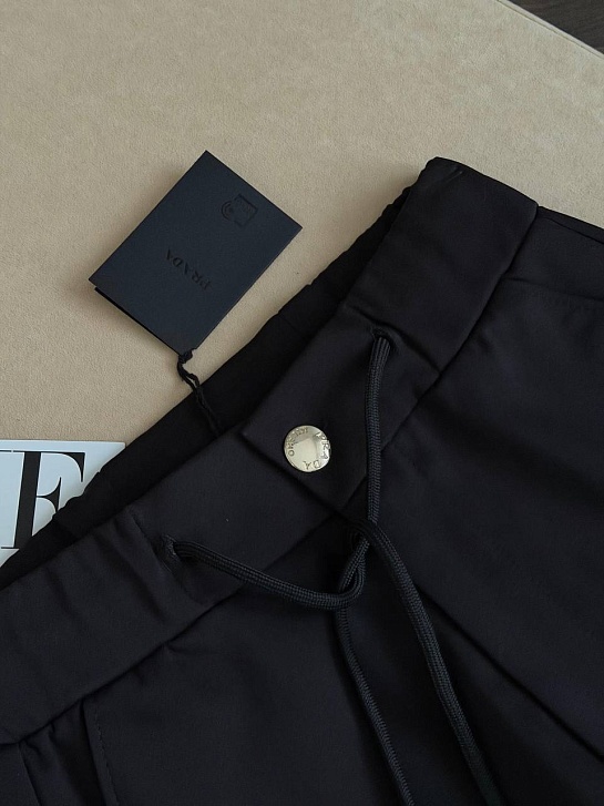 Чёрные женские брюки Prada