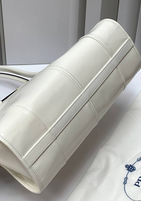 Кожаная белая сумка Prada Naplak Premium 32x15x11 см