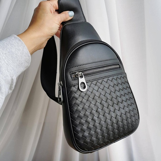 Кожаная чёрная сумка Bottega Veneta 28x18 см