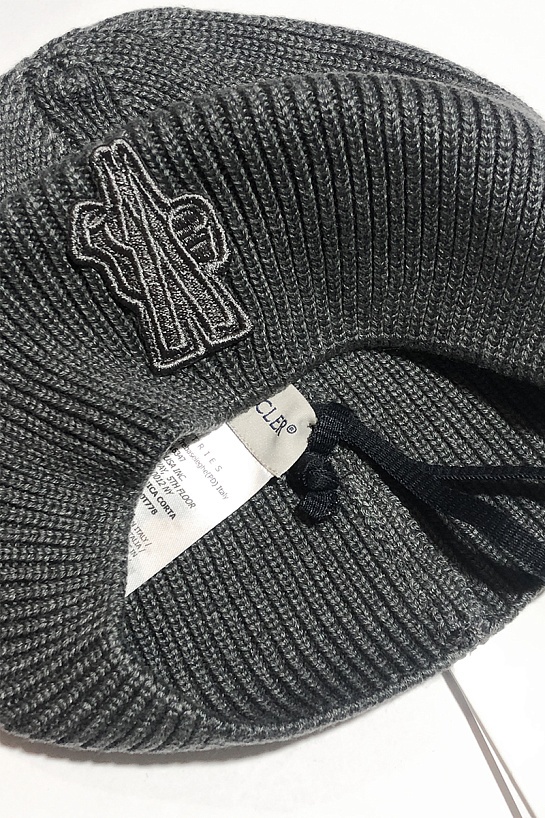 Мужская брендовая шапка Moncler серого цвета
