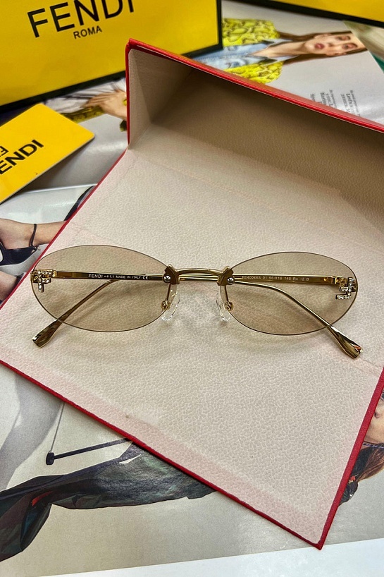 Бежевые солнцезащитные очки Fendi