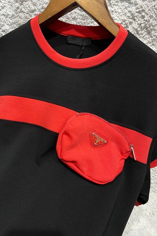 Чёрная оверсайз футболка Prada Chest Bag