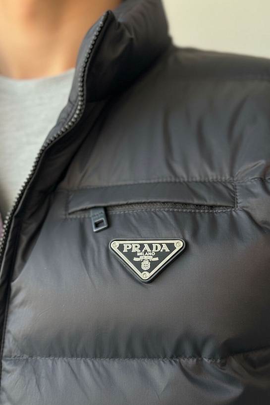 Жилет цвета антрацит Prada logo-plaque