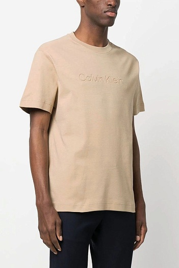 Бежевая футболка Calvin Klein embossed logo   