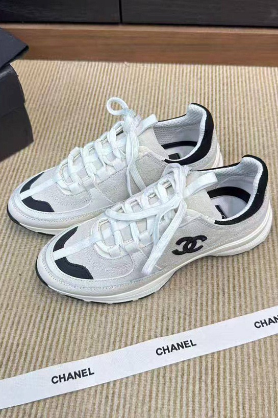 Женские белые кроссовки Chanel