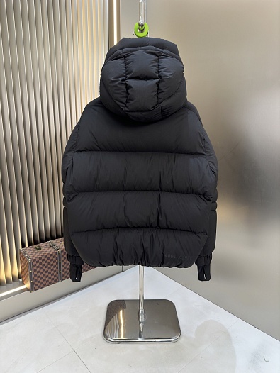 Мужской пуховик Moncler чёрного цвета   