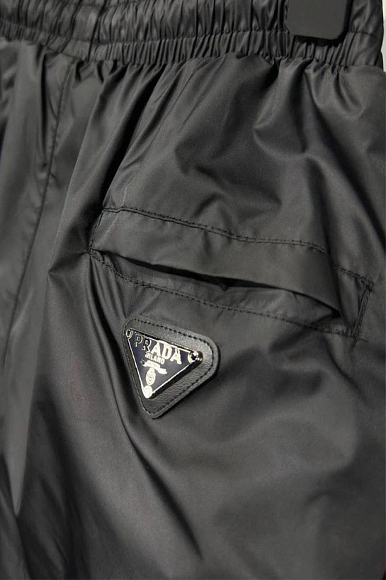 Чёрные шорты Prada logo-embroidered