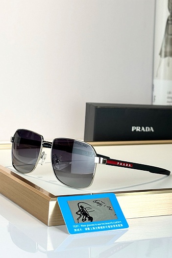 Солнцезащитные очки Prada Linea Rossa   