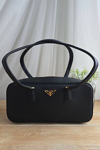 Кожаная чёрная сумка Prada 31x16 см   