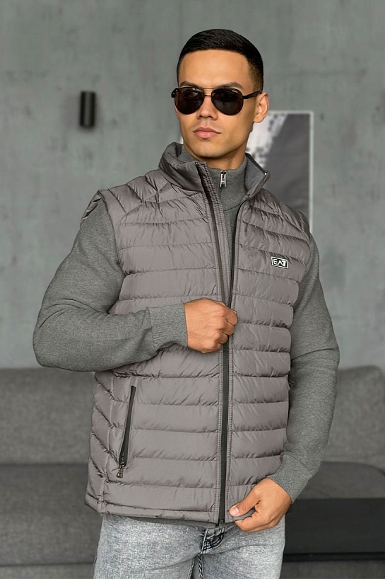 Мужской жилет Emporio Armani 7 серо-бежевого цвета