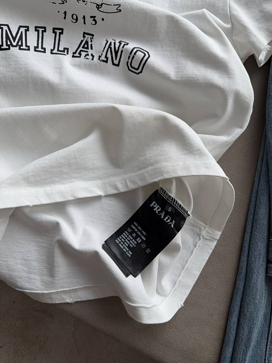 Женская футболка Prada белого цвета