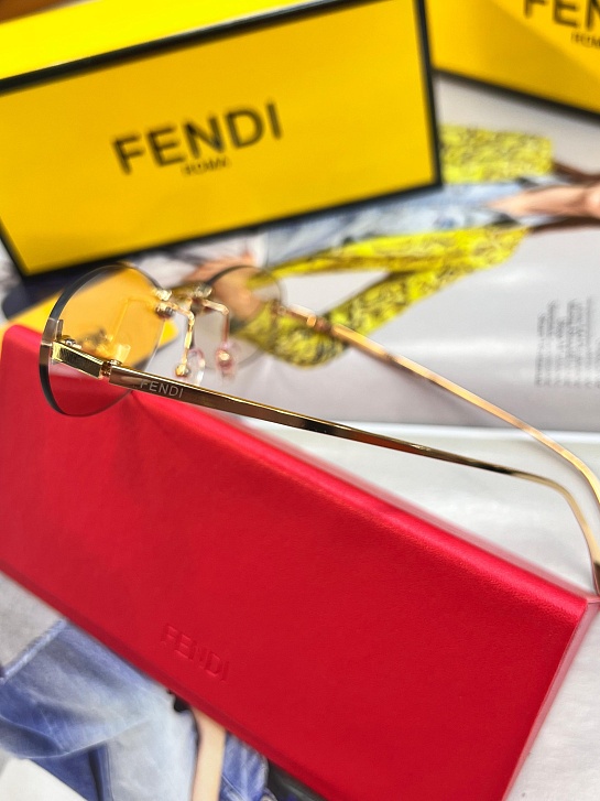 Бежевые солнцезащитные очки Fendi