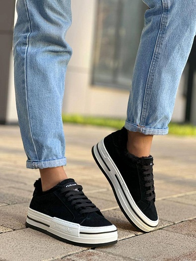 Женские замшевые кроссовки с мехом Dior   