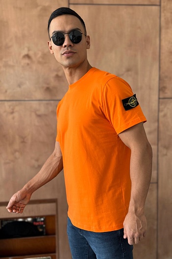 Оранжевая мужская футболка с патчем на плече Stone Island   