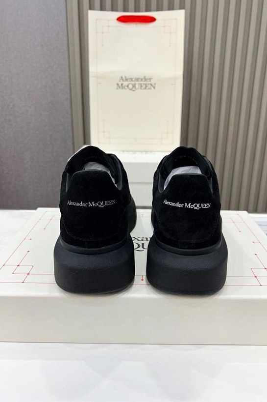 Замшевые кроссовки Alexander McQueen чёрного цвета