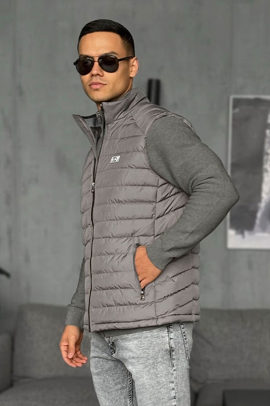 Мужской жилет Emporio Armani 7 серо-бежевого цвета