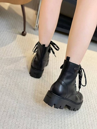 Женские кожаные ботинки Prada   