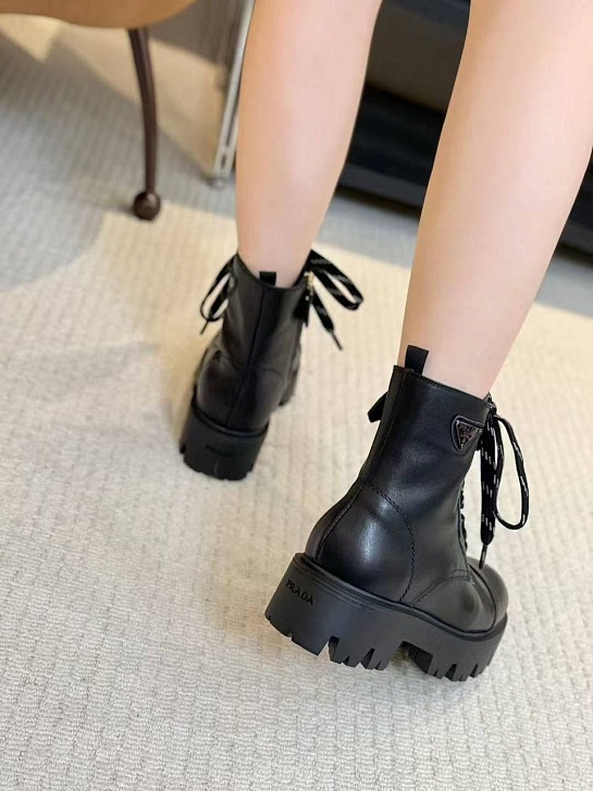 Женские кожаные ботинки Prada