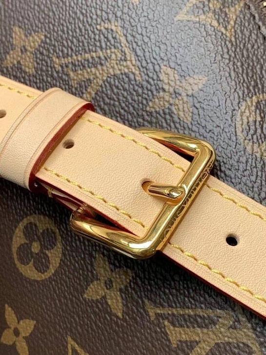Кожаная сумка на пояс Louis Vuitton Bumbag Monogram 35x17 см