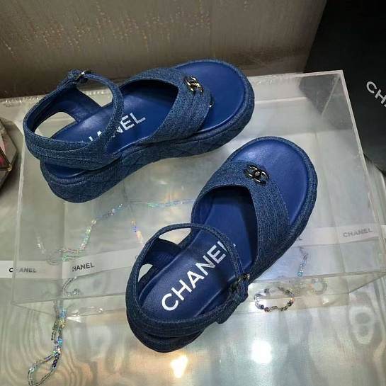 Женские замшевые сандалии синего цвета Chanel