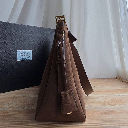 Замшевая сумка Prada 39x18 см   