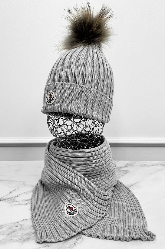 Комплект из шапки и шарфа серого цвета Moncler logo-patch