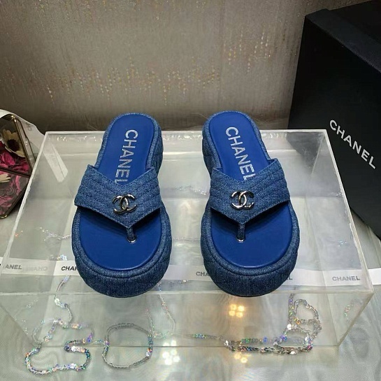 Женские кожаные шлёпанцы Chanel