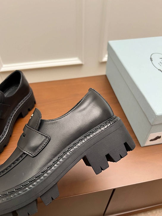Женские кожаные лоферы Prada premium