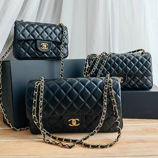 Кожаная чёрная сумка Chanel 30x18 см