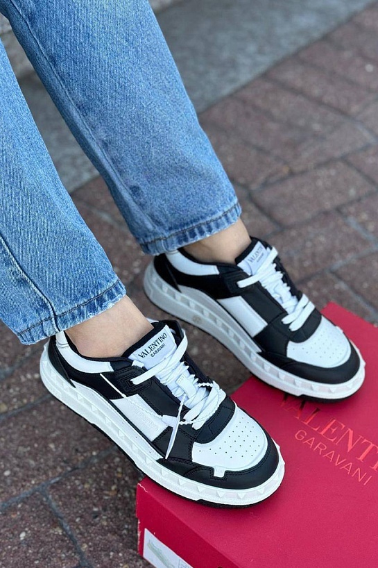 Женские кожаные кроссовки Valentino Freedots - White / Black