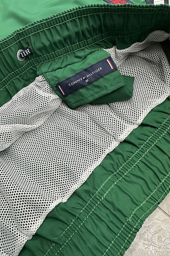 Шорты зелёного цвета Tommy Hilfiger taped logo